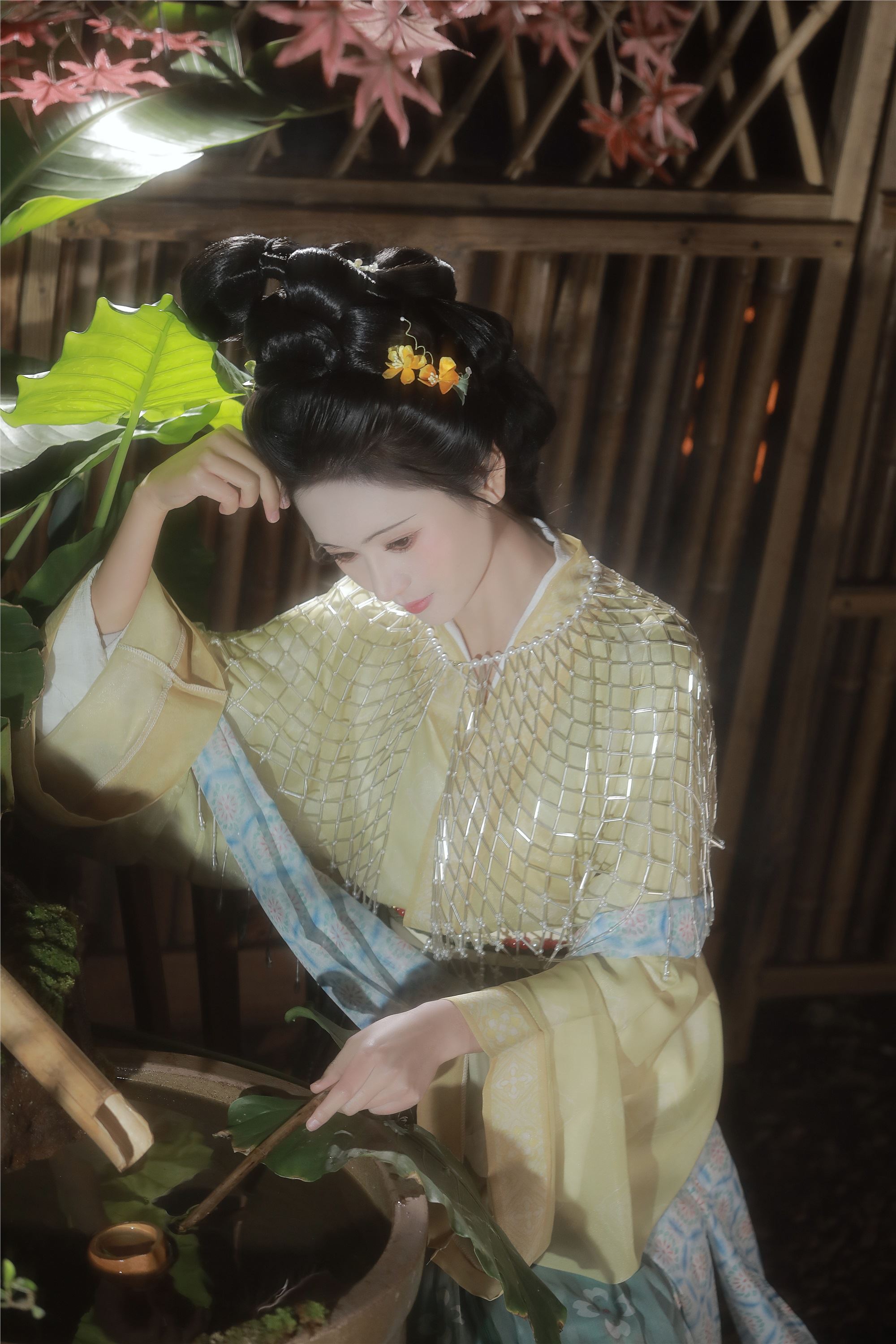 YITUYU艺图语 2025.02.06 眉目自成诗三百，鬓如春风裁 一固美撇捺